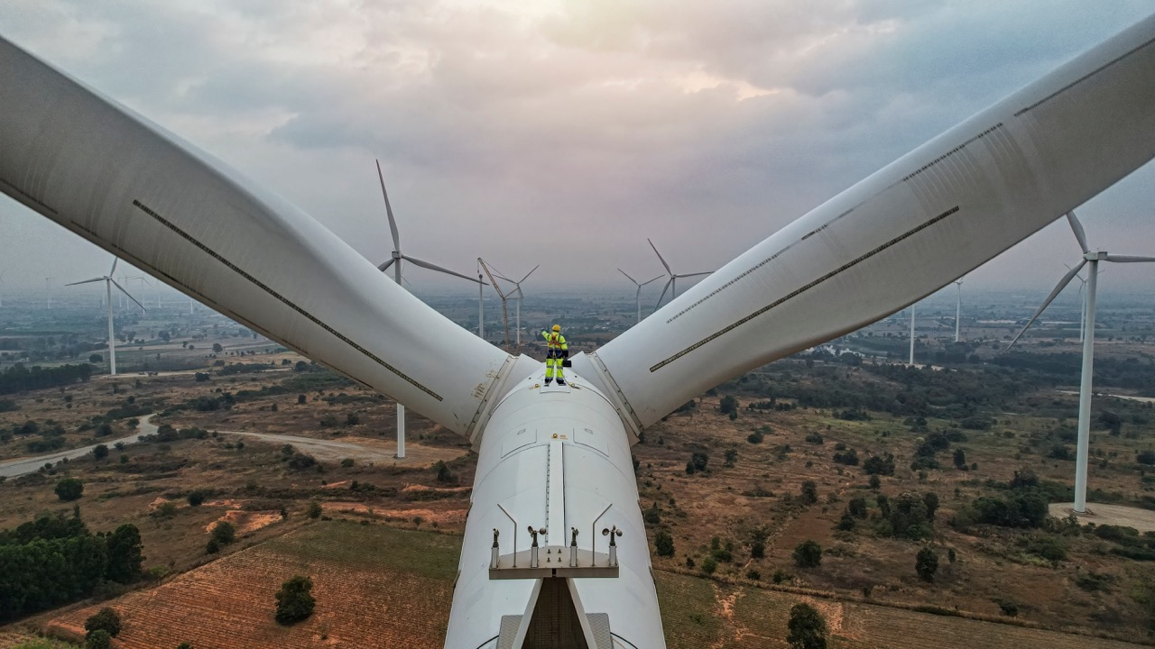 Technician maintaining a wind turbine in extreme conditions, highlighting the importance of precision torque tools.
